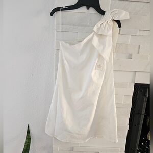 GB Girls White one shoulder silhouette & the prominent oversized bow detail Sz12